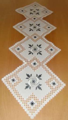 M782M Lovely Hardanger Runner